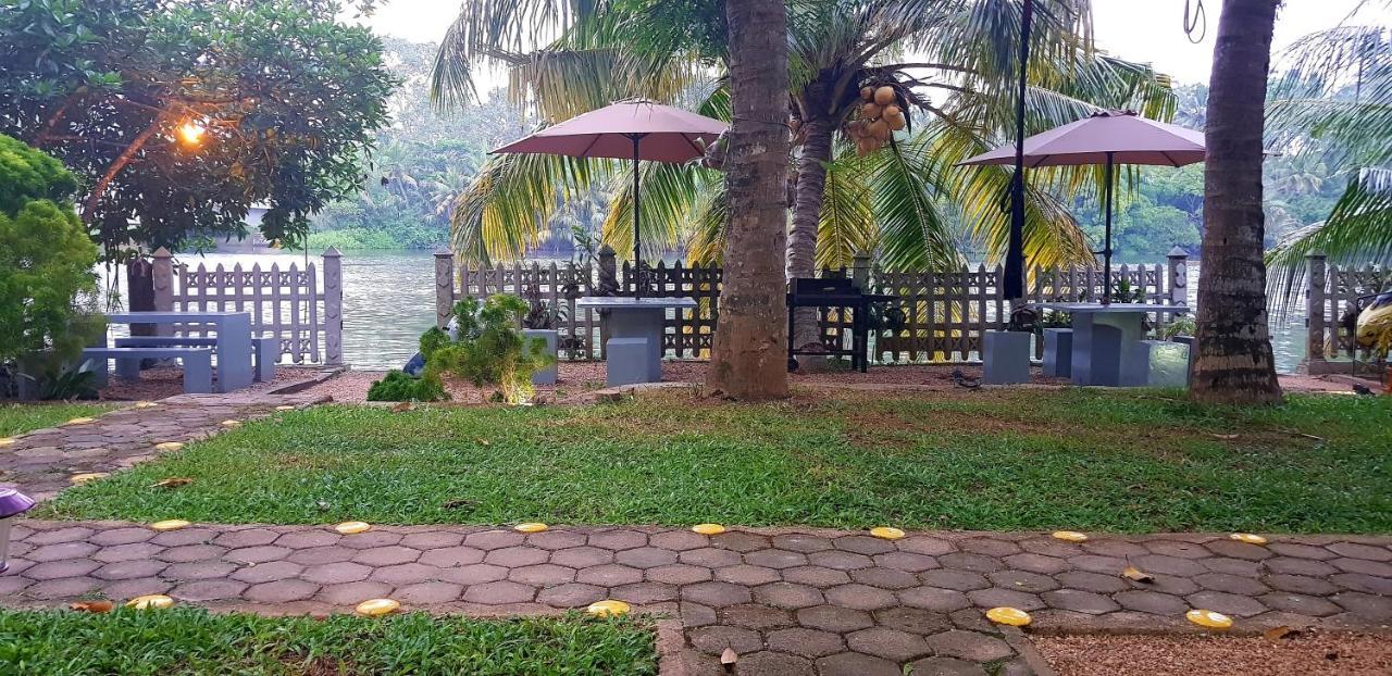 Luvi Lucas River Side Уелигама Екстериор снимка